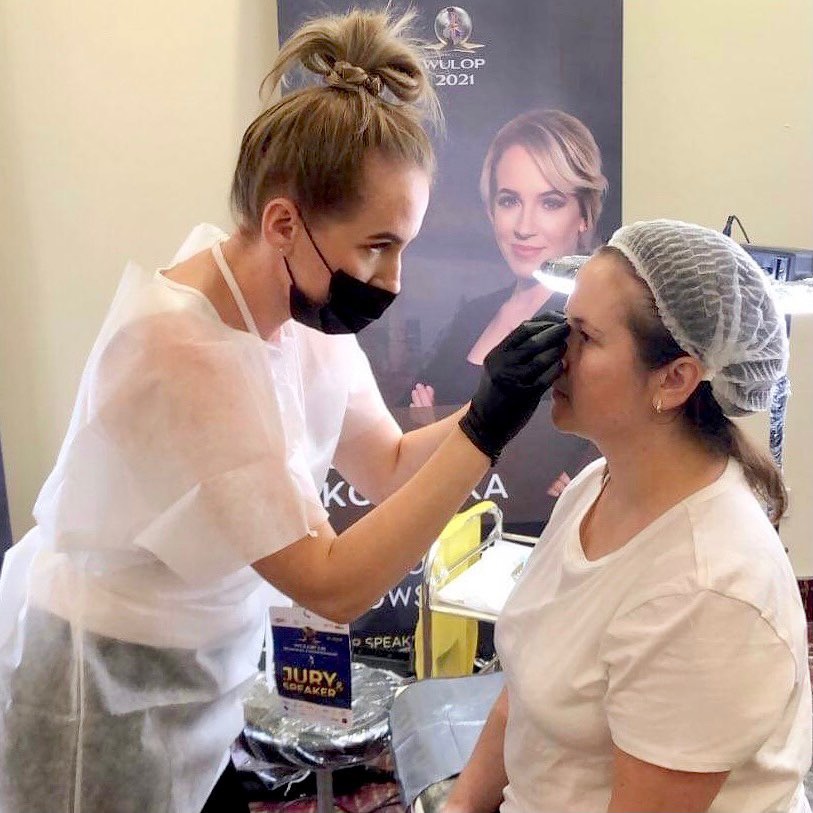 Gosia Konopka performing a live Soft Ombre Brows permanent makeup / PMU demonstration as a speaker at WULOP UK 2021